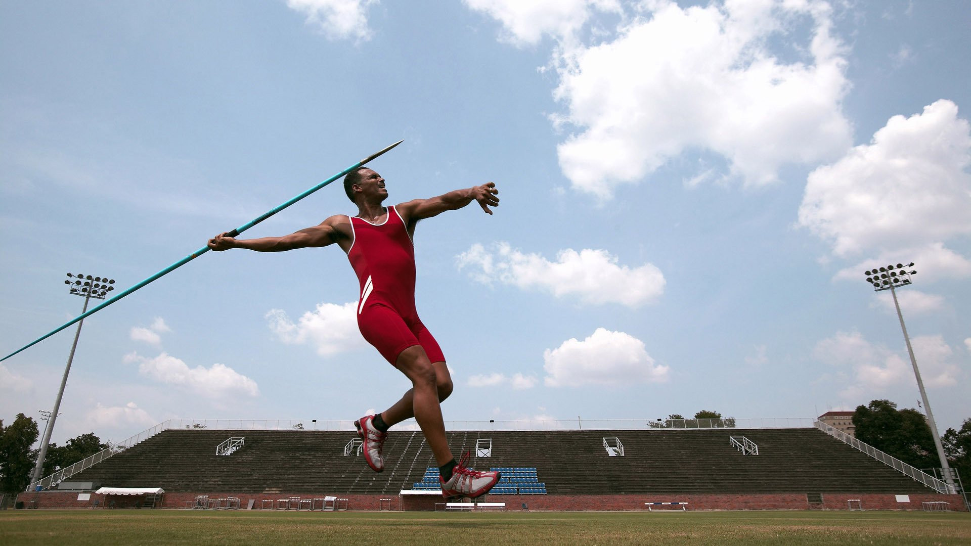 “青少年足球联赛火热进行，激发青年的运动热情”，青少年足球邀请赛